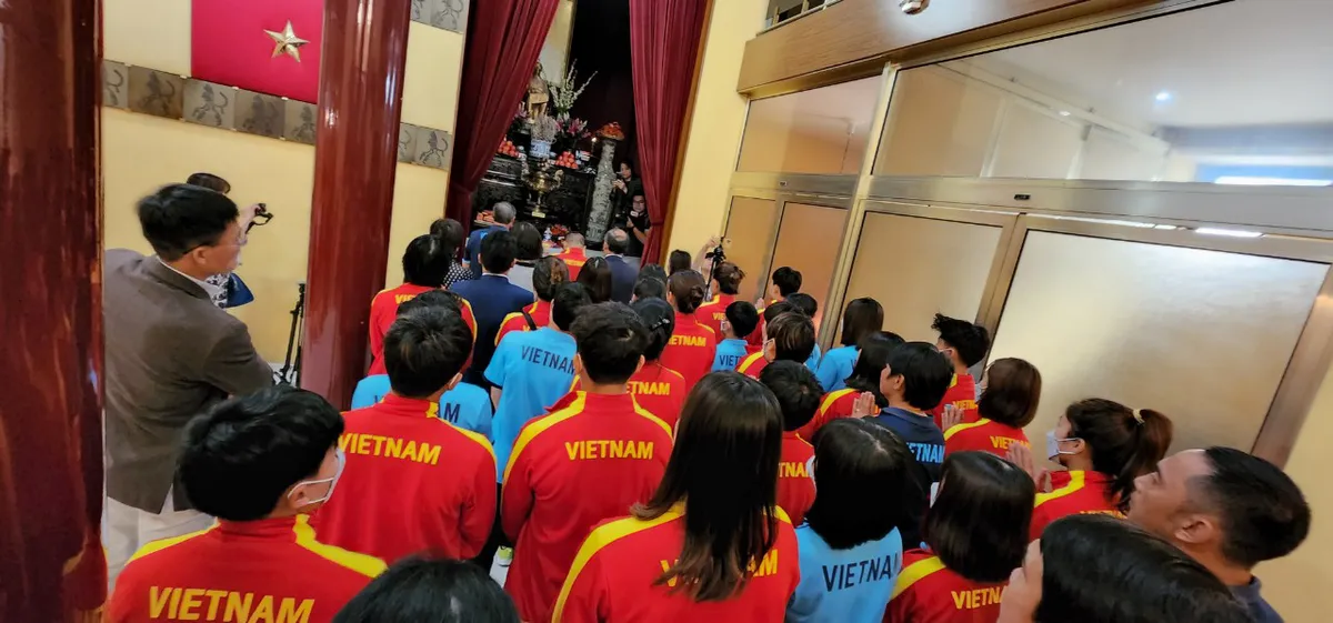 Đội tuyển Nữ Việt Nam đã đến Pháp, được đón tiếp nồng nhiệt, ra sân tập trong ngày đầu tiên - Ảnh 5. Đội tuyển Nữ Việt Nam đã đến Pháp, được đón tiếp nồng nhiệt, ra sân tập trong ngày đầu tiên - Ảnh 5.