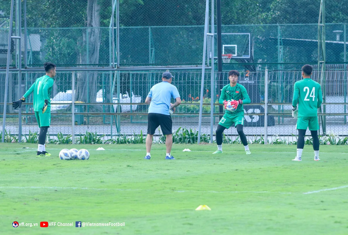 ĐT U19 Việt Nam tập buổi đầu tiên tại Jakarta - Ảnh 5. ĐT U19 Việt Nam tập buổi đầu tiên tại Jakarta - Ảnh 5.