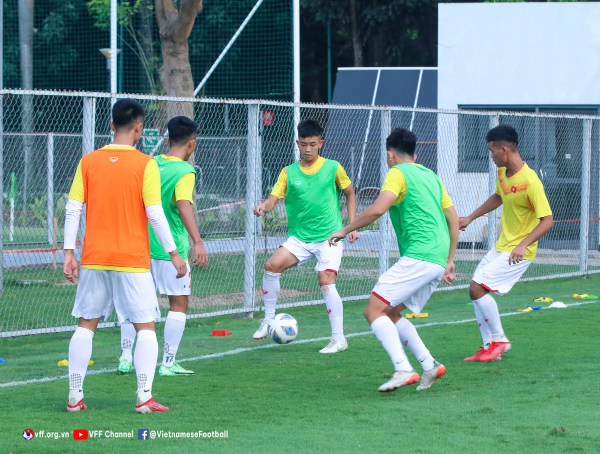ĐT U19 Việt Nam tập buổi đầu tiên tại Jakarta - Ảnh 6. ĐT U19 Việt Nam tập buổi đầu tiên tại Jakarta - Ảnh 6.