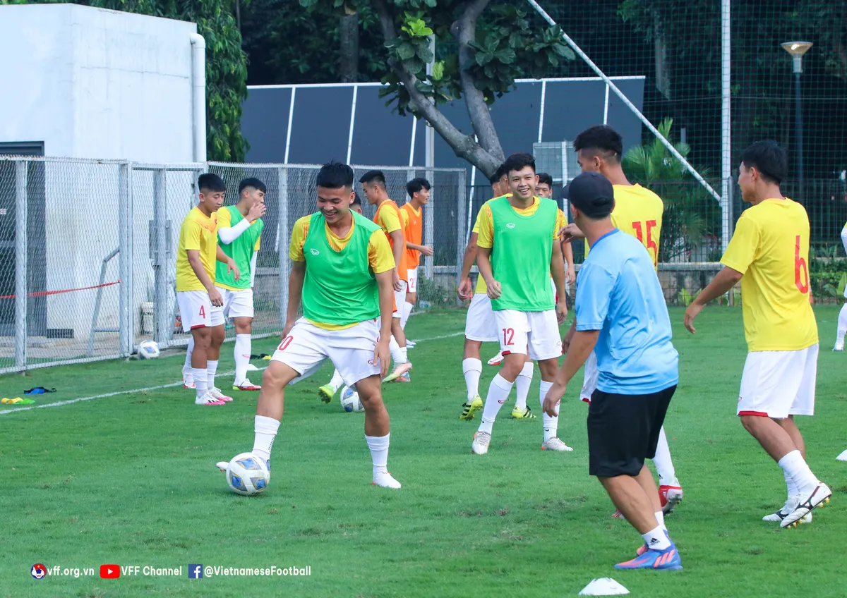 ĐT U19 Việt Nam tập buổi đầu tiên tại Jakarta - Ảnh 7. ĐT U19 Việt Nam tập buổi đầu tiên tại Jakarta - Ảnh 7.