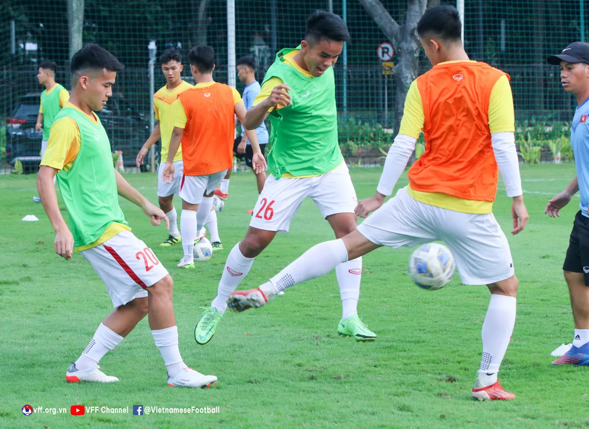 ĐT U19 Việt Nam tập buổi đầu tiên tại Jakarta - Ảnh 8. ĐT U19 Việt Nam tập buổi đầu tiên tại Jakarta - Ảnh 8.