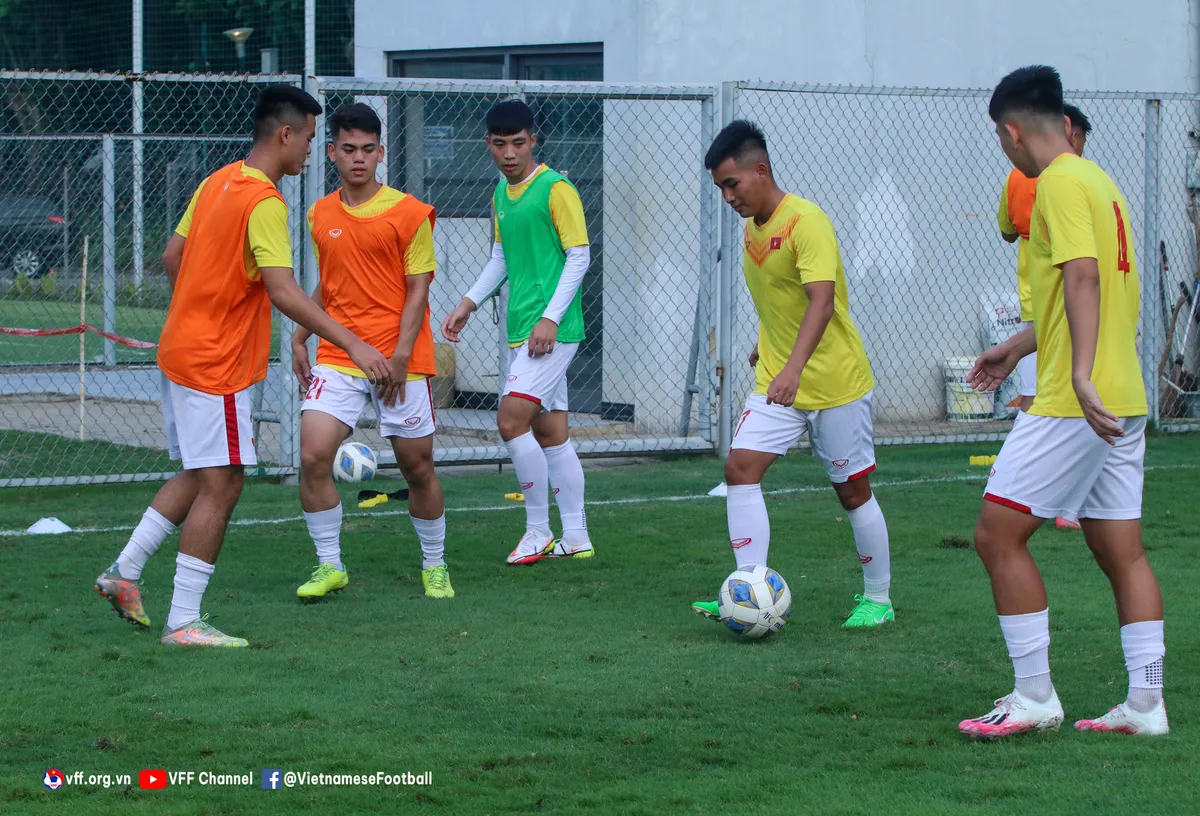ĐT U19 Việt Nam tập buổi đầu tiên tại Jakarta - Ảnh 9. ĐT U19 Việt Nam tập buổi đầu tiên tại Jakarta - Ảnh 9.