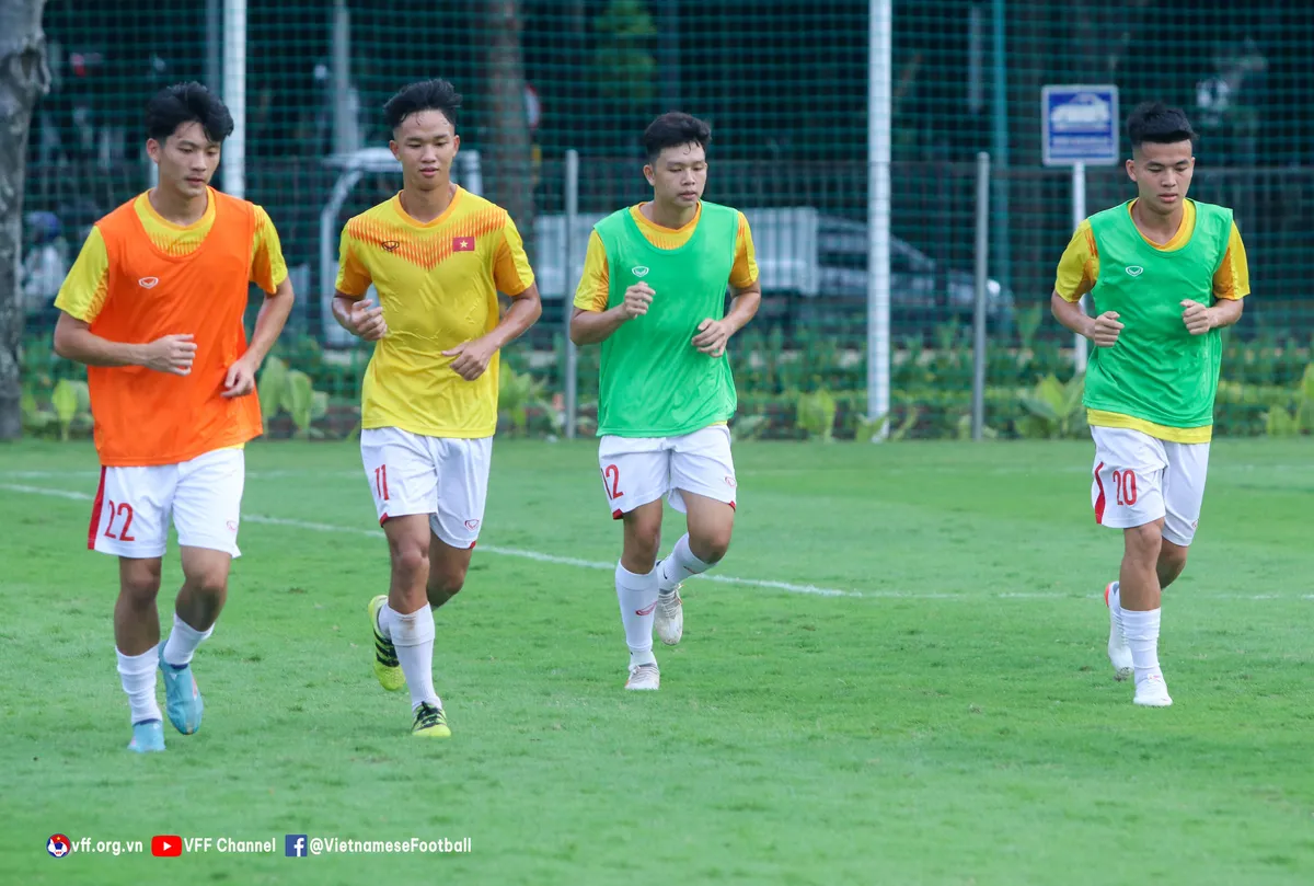 ĐT U19 Việt Nam tập buổi đầu tiên tại Jakarta - Ảnh 10. ĐT U19 Việt Nam tập buổi đầu tiên tại Jakarta - Ảnh 10.