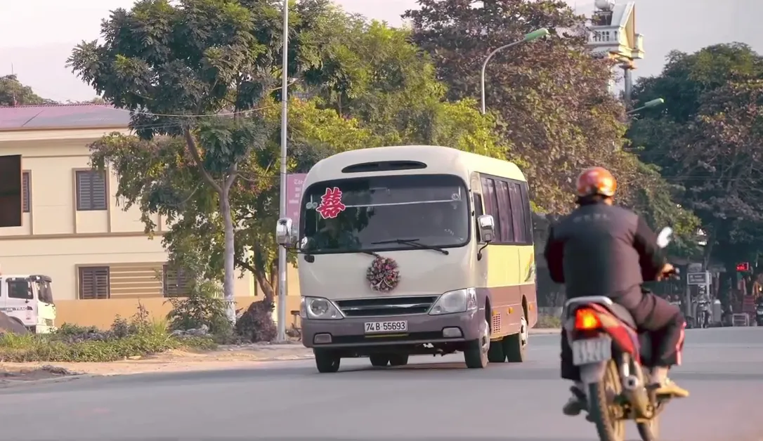 Bão ngầm - Tập 70: Cảnh sát giao thông kiểm tra xe cưới, Hạ Lam có nhanh trí để ông trùm lọt lưới? - Ảnh 1.