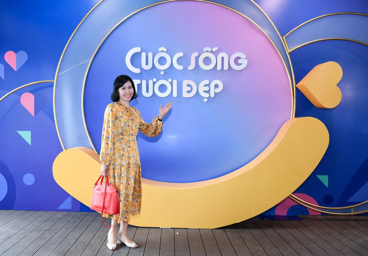 Á hậu Phương Nga cô đơn giữa dàn MC chuẩn bỉm sữa - Ảnh 2. Á hậu Phương Nga cô đơn giữa dàn MC chuẩn bỉm sữa - Ảnh 2.