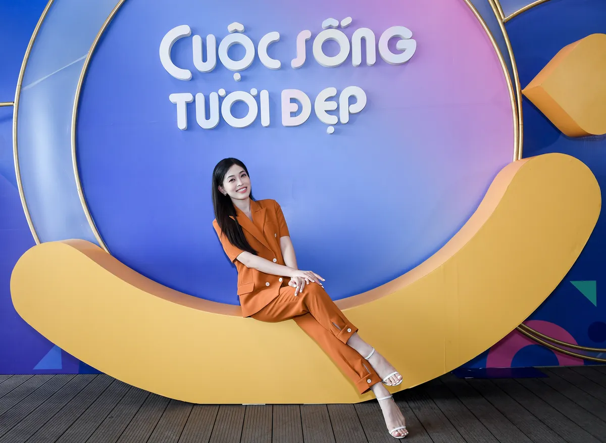 Á hậu Phương Nga cô đơn giữa dàn MC chuẩn bỉm sữa - Ảnh 34. Á hậu Phương Nga cô đơn giữa dàn MC chuẩn bỉm sữa - Ảnh 34.