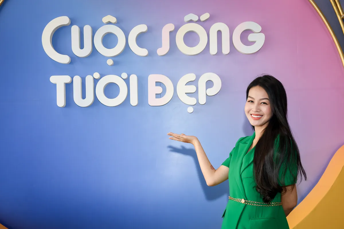 Á hậu Phương Nga cô đơn giữa dàn MC chuẩn bỉm sữa - Ảnh 40. Á hậu Phương Nga cô đơn giữa dàn MC chuẩn bỉm sữa - Ảnh 40.