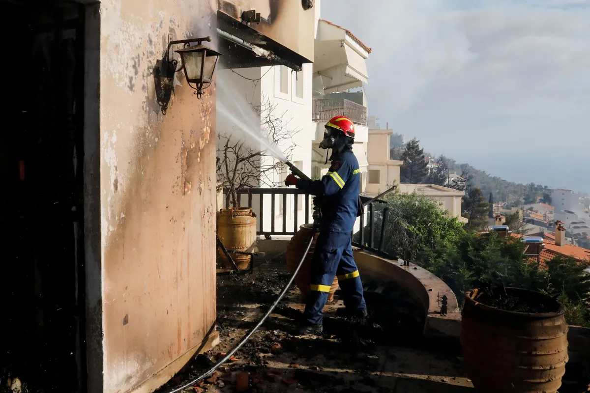 Cháy rừng hoành hành gần Athens, nhiều ngôi nhà bị thiệt hại - Ảnh 2.