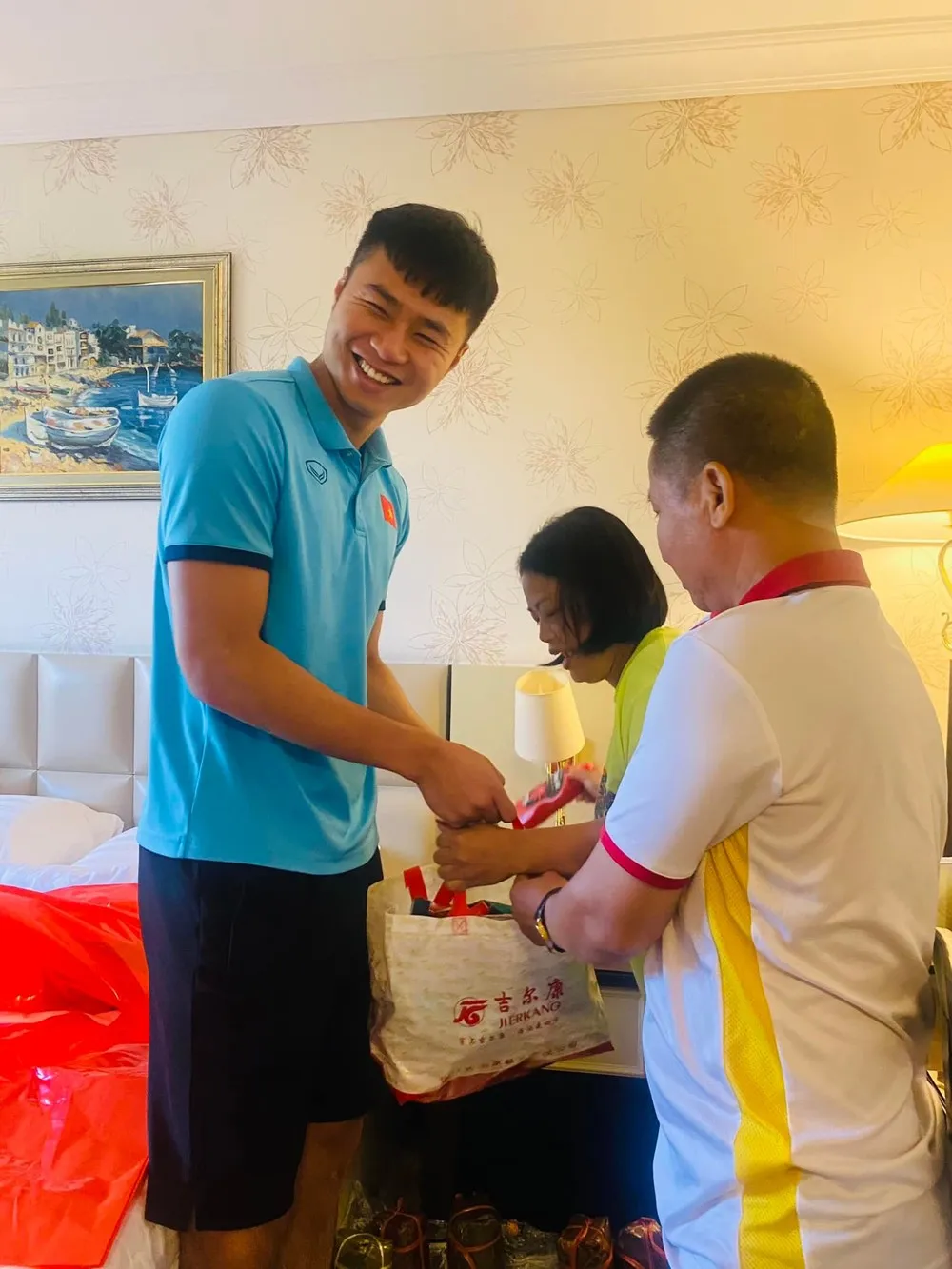 CĐV sang Uzbekistan tiếp tế lương thực cho U23 Việt Nam - Ảnh 3. CĐV sang Uzbekistan tiếp tế lương thực cho U23 Việt Nam - Ảnh 3.