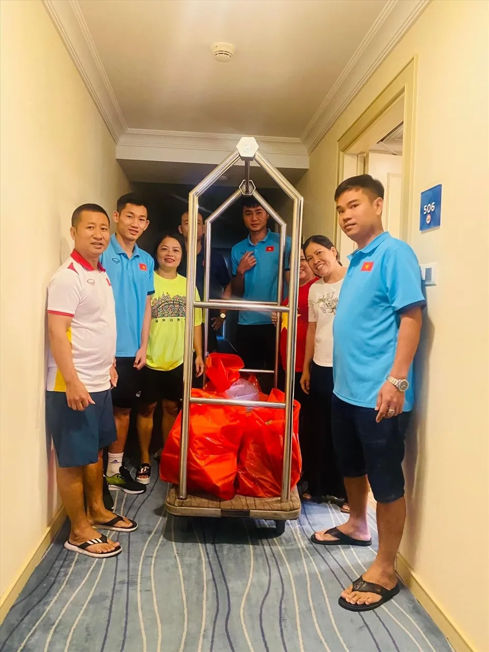 CĐV sang Uzbekistan tiếp tế lương thực cho U23 Việt Nam - Ảnh 1. CĐV sang Uzbekistan tiếp tế lương thực cho U23 Việt Nam - Ảnh 1.
