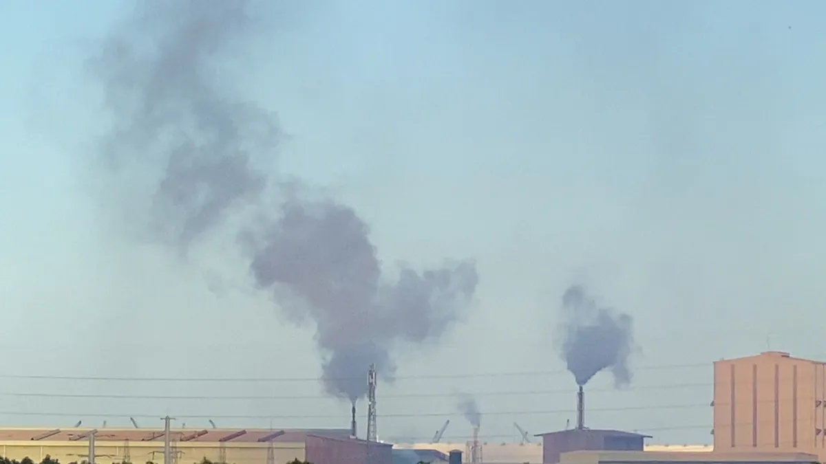 Khói mù mịt từ nhà máy khu công nghiệp, người dân kêu trời vì mùi hóa chất - Ảnh 2.