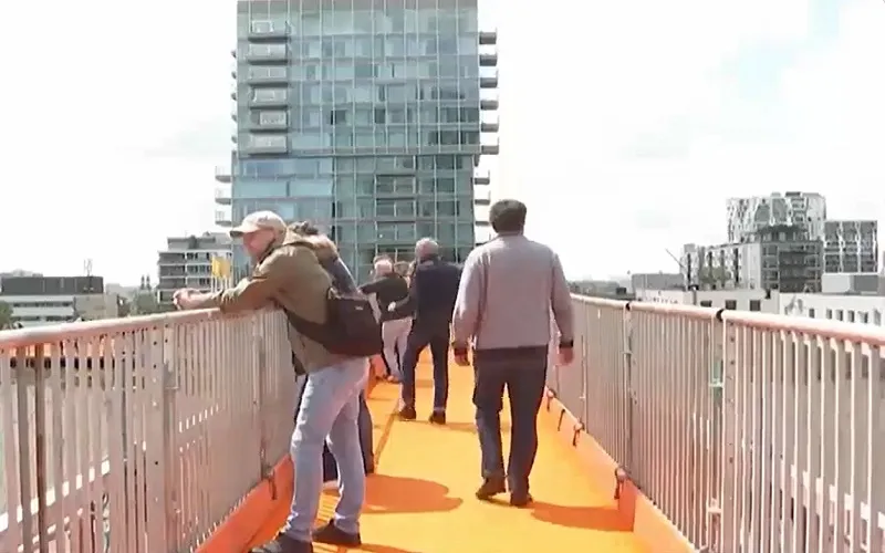 Lối đi bộ trên cao giữa hai tòa nhà - Ảnh 1. Lối đi bộ trên cao giữa hai tòa nhà - Ảnh 1.