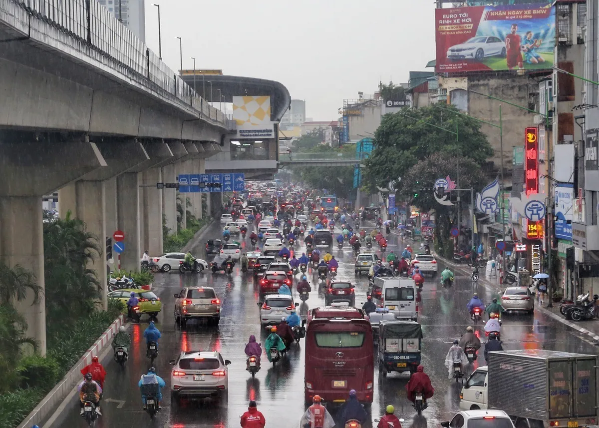 Hà Nội: Mưa tầm tã đúng giờ đi làm khiến nhiều tuyến phố bị ùn tắc - Ảnh 1.