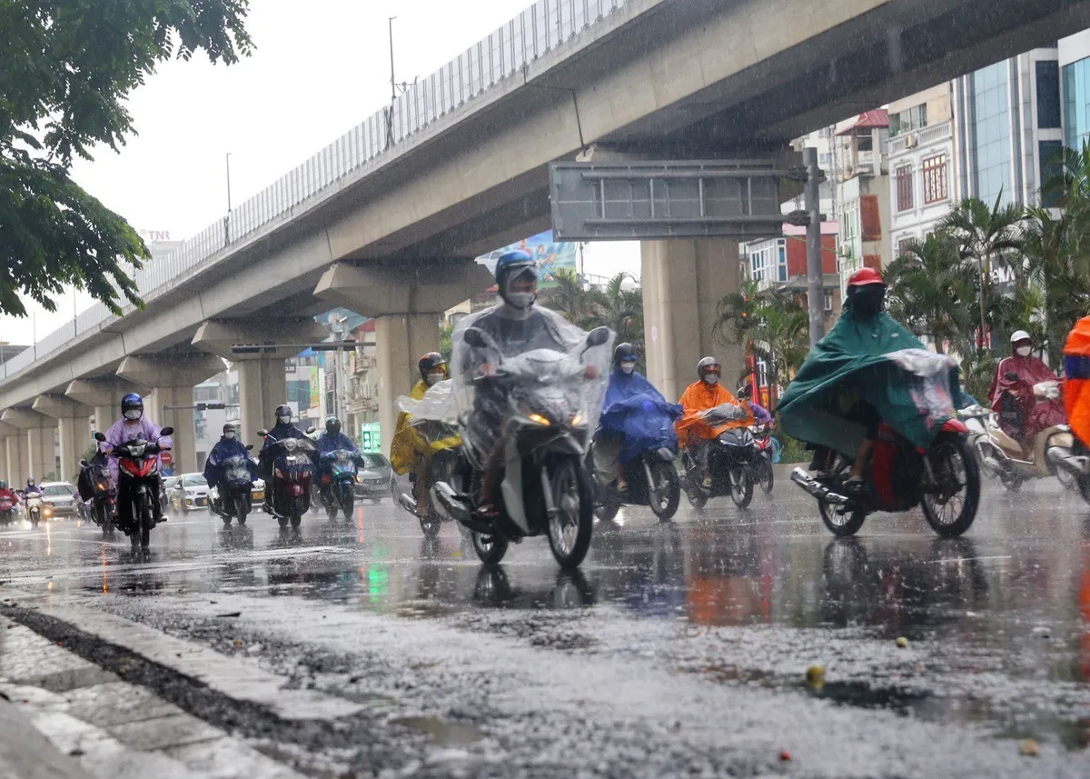 Hà Nội: Mưa tầm tã đúng giờ đi làm khiến nhiều tuyến phố bị ùn tắc - Ảnh 2.