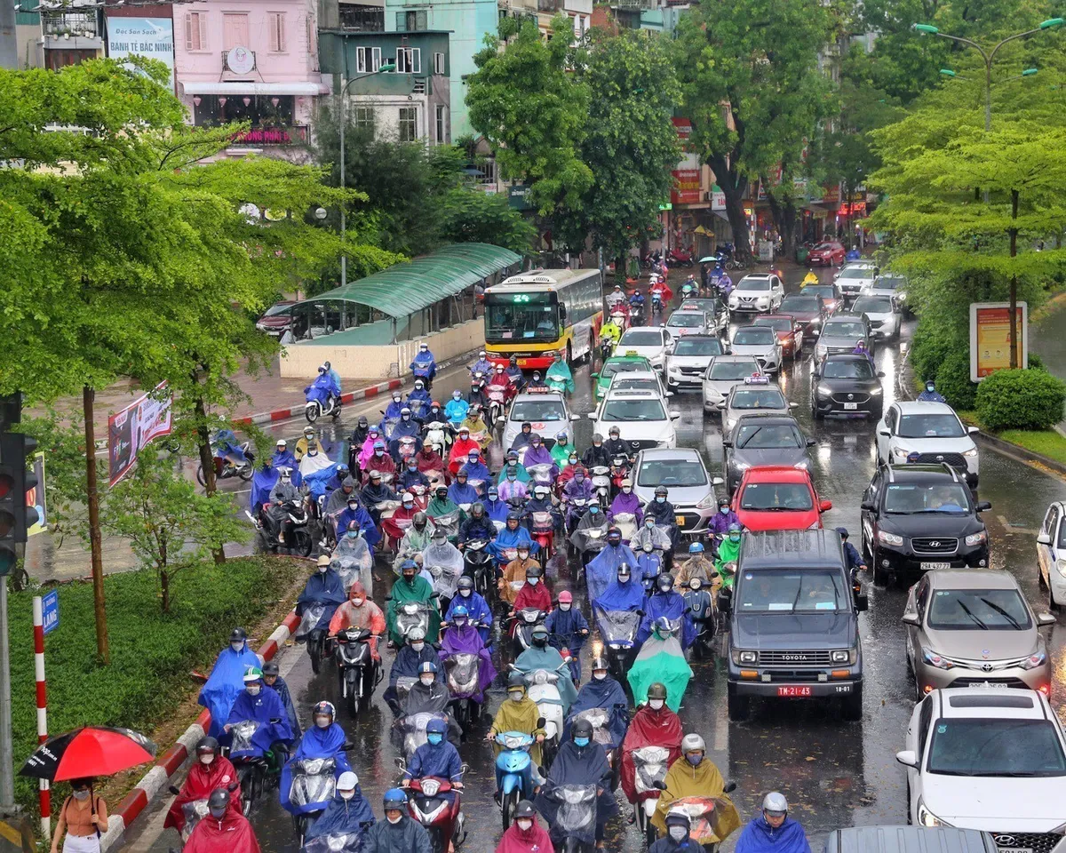 Hà Nội: Mưa tầm tã đúng giờ đi làm khiến nhiều tuyến phố bị ùn tắc - Ảnh 3.
