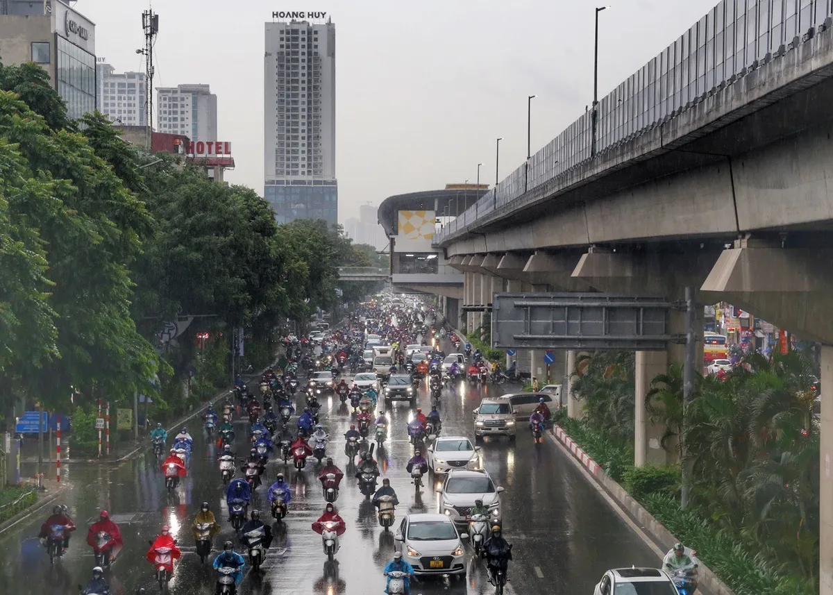 Hà Nội: Mưa tầm tã đúng giờ đi làm khiến nhiều tuyến phố bị ùn tắc - Ảnh 4.
