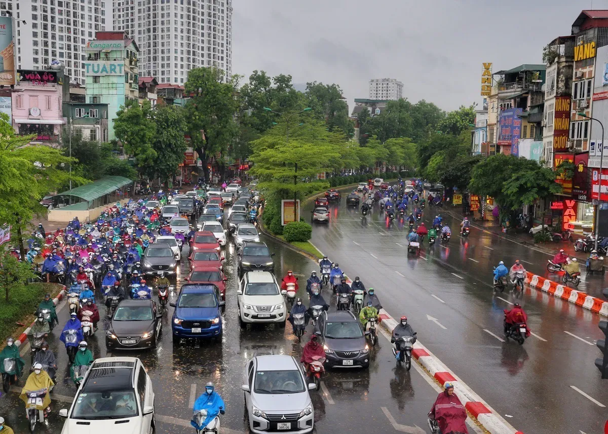 Hà Nội: Mưa tầm tã đúng giờ đi làm khiến nhiều tuyến phố bị ùn tắc - Ảnh 5.
