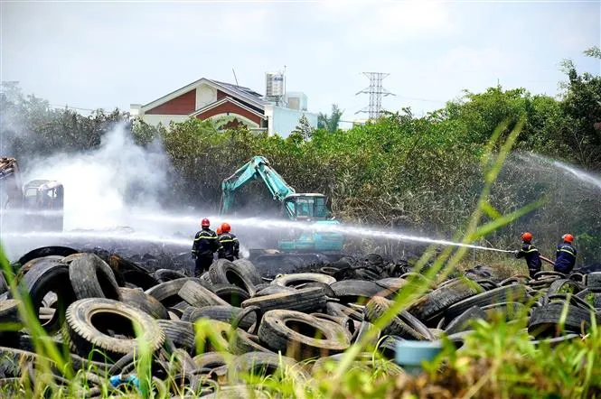 Cháy lớn tại bãi chứa lốp xe cũ, cột khói đen cao nghi ngút - Ảnh 3.