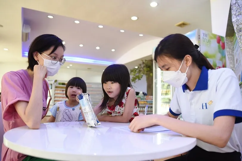 Khách hàng hào hứng đổi vỏ hộp sữa lấy set quà thiết thực - Ảnh 1.