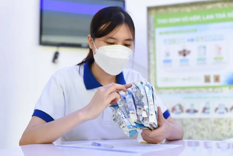 Khách hàng hào hứng đổi vỏ hộp sữa lấy set quà thiết thực - Ảnh 4.