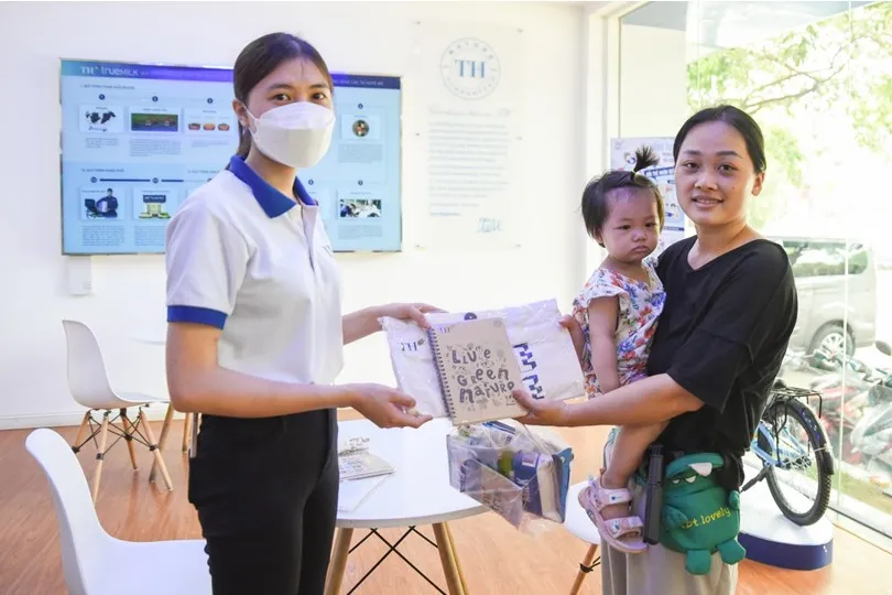 Khách hàng hào hứng đổi vỏ hộp sữa lấy set quà thiết thực - Ảnh 6.