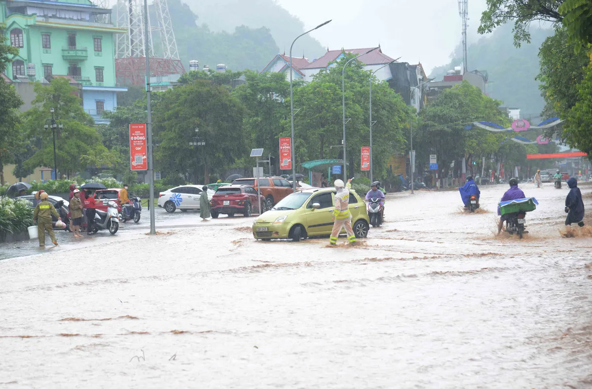 Mưa lớn, Thanh Hóa sơ tán khẩn cấp 45 hộ dân ở Mường Lát - Ảnh 2.