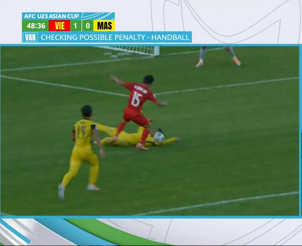 Vì sao cầu thủ U23 Malaysia phải nhận thẻ đỏ? - Ảnh 1. Vì sao cầu thủ U23 Malaysia phải nhận thẻ đỏ? - Ảnh 1.