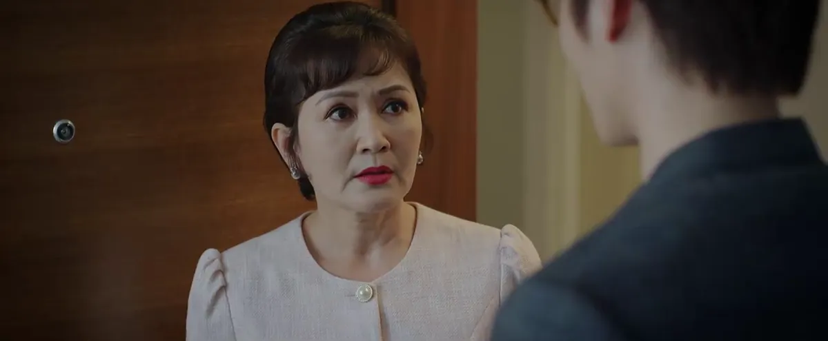 Thương ng&agrave;y nắng về 2 - Tập 30: B&agrave; Nhung sốc nh&igrave;n Trang h&ocirc;n Duy - Ảnh 6.