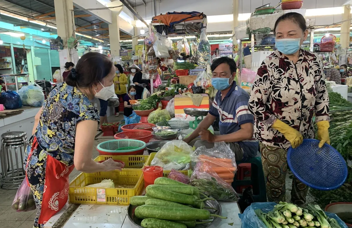 Giá cả tăng cao, người lao động cân đo đong đếm từng đồng - Ảnh 1.