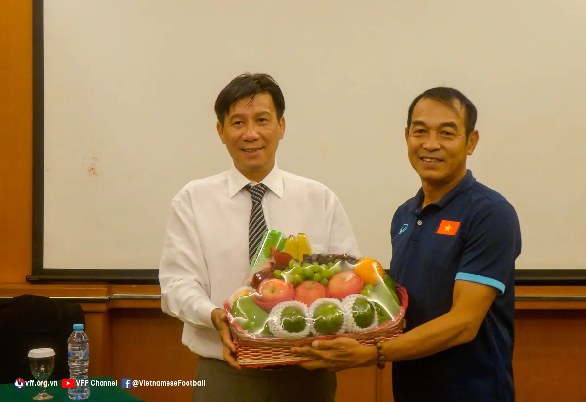 Đại sứ Việt Nam tại Indonesia gặp mặt, động viên Đội tuyển U19 Việt Nam - Ảnh 3. Đại sứ Việt Nam tại Indonesia gặp mặt, động viên Đội tuyển U19 Việt Nam - Ảnh 3.