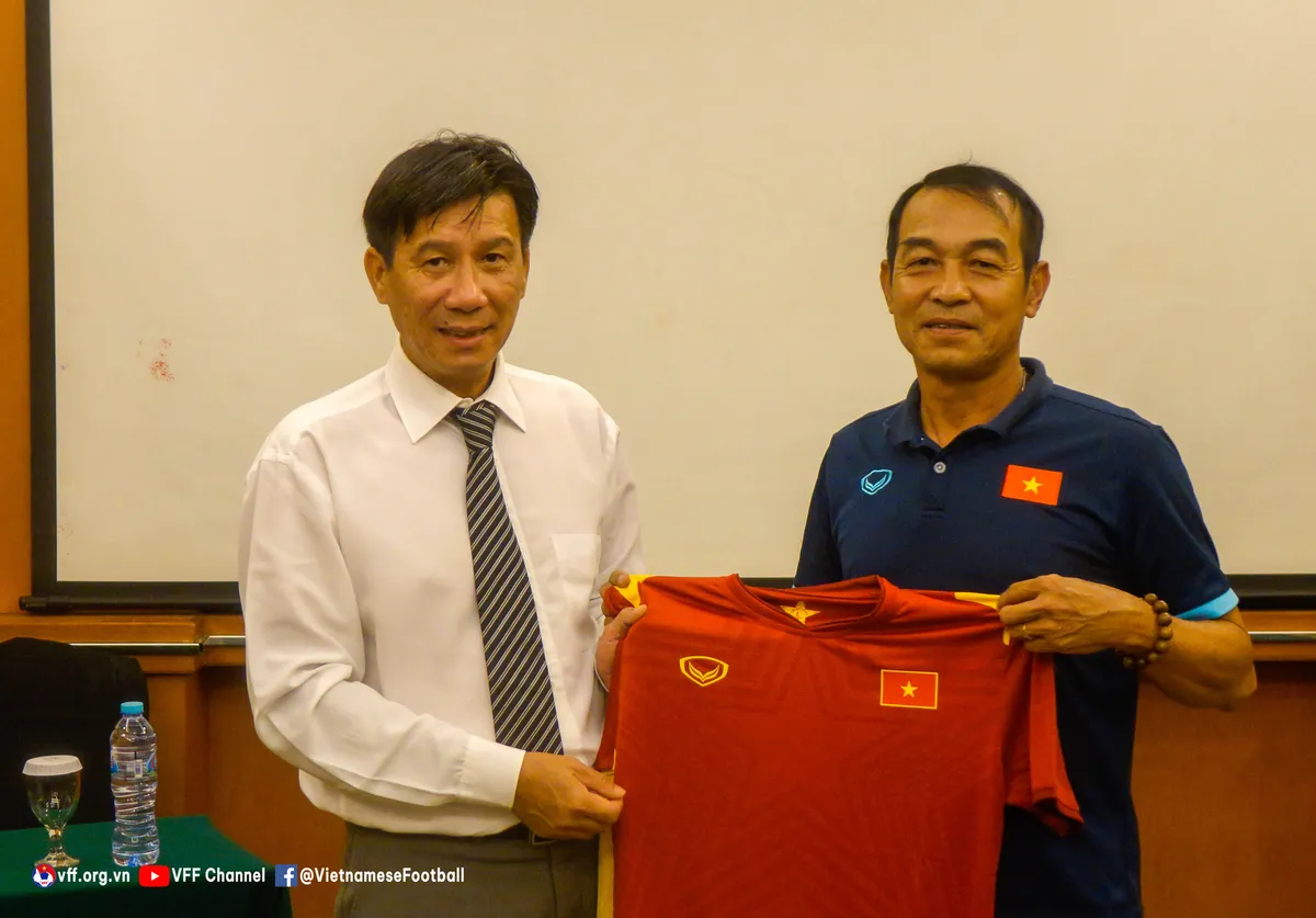 Đại sứ Việt Nam tại Indonesia gặp mặt, động viên Đội tuyển U19 Việt Nam - Ảnh 4. Đại sứ Việt Nam tại Indonesia gặp mặt, động viên Đội tuyển U19 Việt Nam - Ảnh 4.