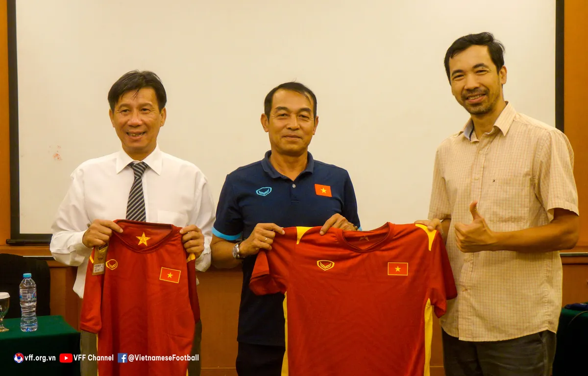 Đại sứ Việt Nam tại Indonesia gặp mặt, động viên Đội tuyển U19 Việt Nam - Ảnh 5. Đại sứ Việt Nam tại Indonesia gặp mặt, động viên Đội tuyển U19 Việt Nam - Ảnh 5.