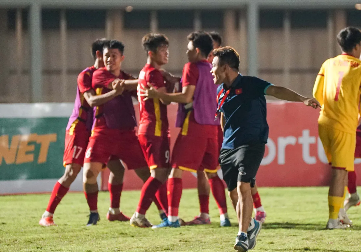 Ngược dòng giành 1 điểm trước U19 Thái Lan, U19 Việt Nam vào bán kết giải U19 ĐNÁ - Ảnh 3. Ngược dòng giành 1 điểm trước U19 Thái Lan, U19 Việt Nam vào bán kết giải U19 ĐNÁ - Ảnh 3.