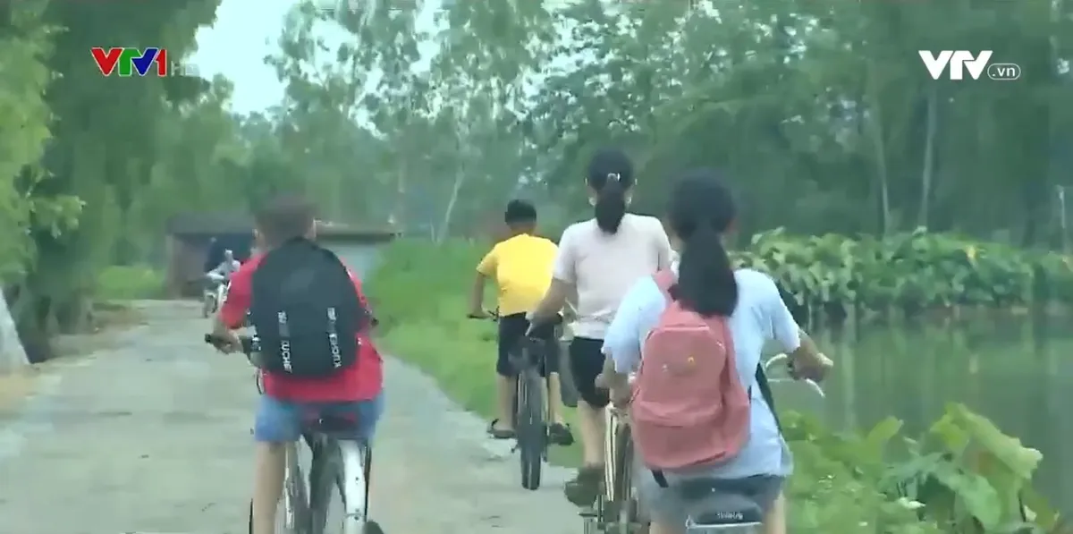 Lo lắng khi trẻ đi học qua đường nội đồng - Ảnh 1.