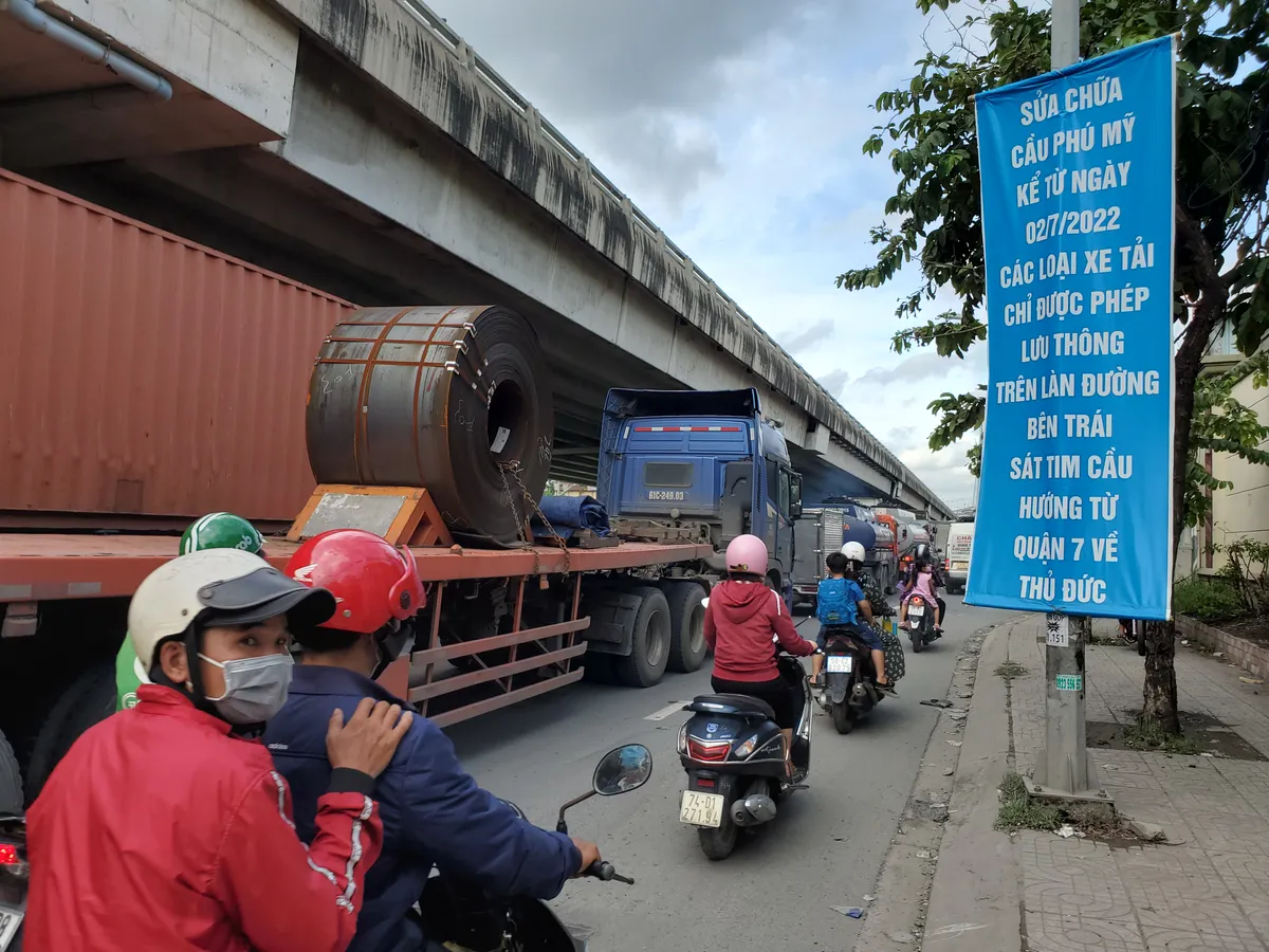 Sửa cầu Phú Mỹ, xe container ùn ứ dữ dội - Ảnh 1.