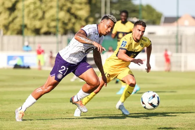 Quang Hải suýt lập siêu phẩm, Pau FC thua 0-2 trước ĐKVĐ Ligue 2 - Ảnh 1. Quang Hải suýt lập siêu phẩm, Pau FC thua 0-2 trước ĐKVĐ Ligue 2 - Ảnh 1.
