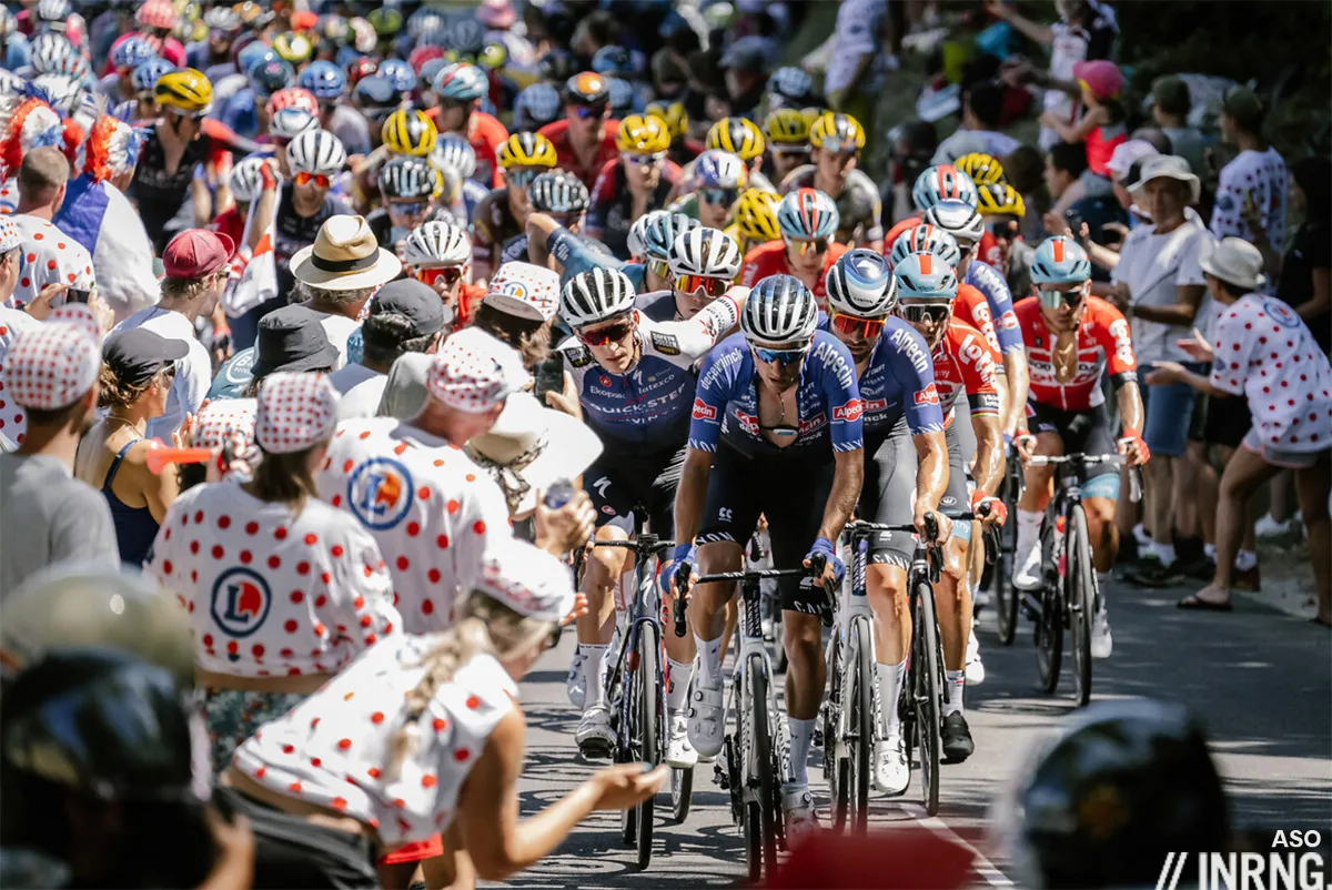 Các cua-rơ dự Tour de France đối mặt với nắng nóng - Ảnh 1. Các cua-rơ dự Tour de France đối mặt với nắng nóng - Ảnh 1.