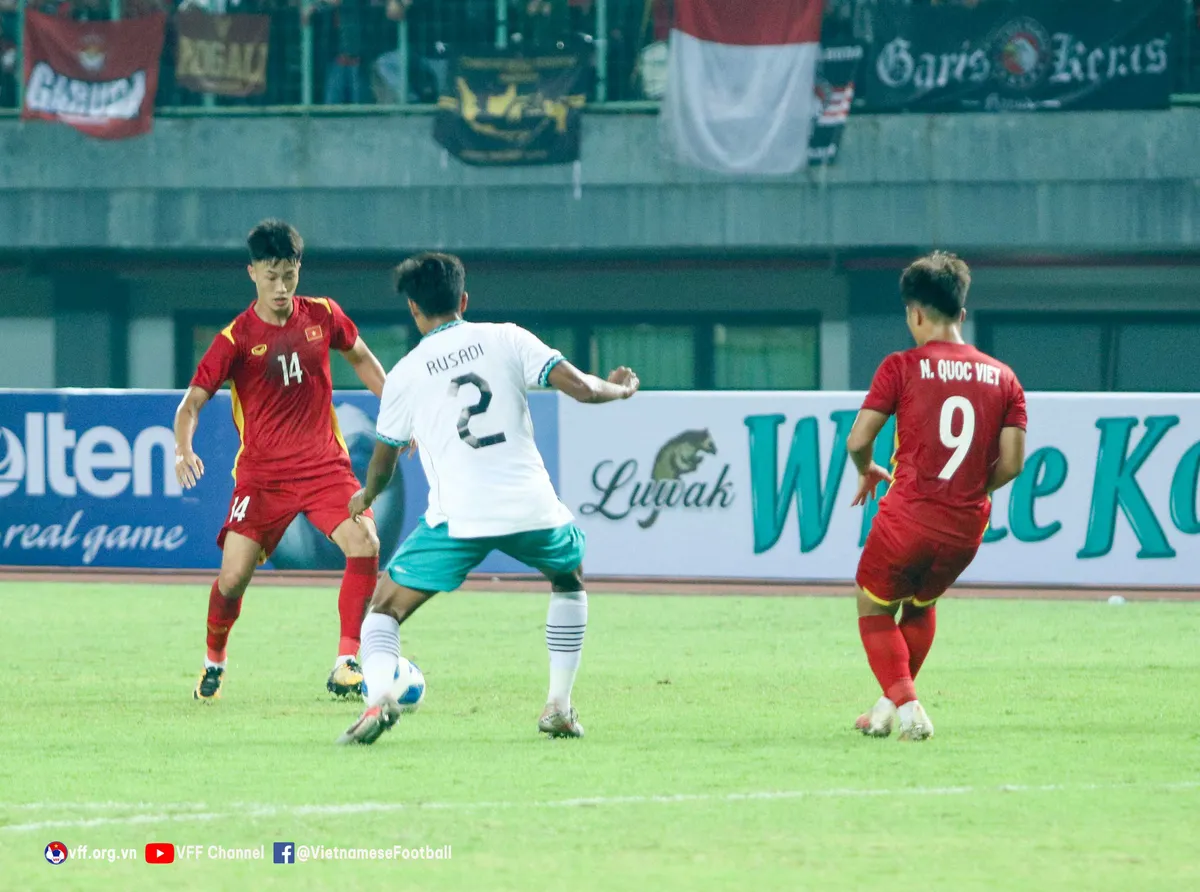 U19 Việt Nam chia điểm với U19 Indonesia trong trận ra quân tại bảng A - Ảnh 2. U19 Việt Nam chia điểm với U19 Indonesia trong trận ra quân tại bảng A - Ảnh 2.