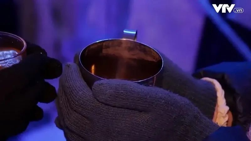 Qu&aacute;n bar băng gi&aacute; giữa m&ugrave;a h&egrave; tại Paris - Ảnh 1.