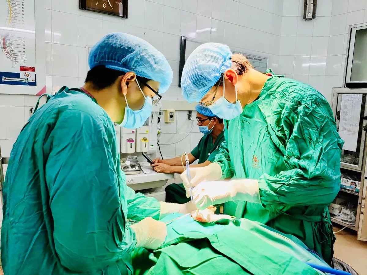 Phẫu thuật bướu giáp chiếm toàn bộ vùng cổ bệnh nhân - Ảnh 1. Phẫu thuật bướu giáp chiếm toàn bộ vùng cổ bệnh nhân - Ảnh 1.