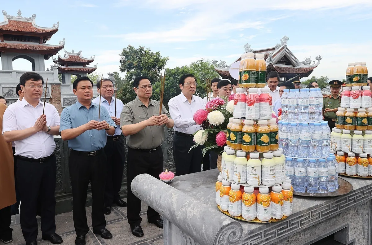 Thủ tướng Phạm Minh Chính dâng hương tưởng niệm Chủ tịch Hồ Chí Minh - Ảnh 1.