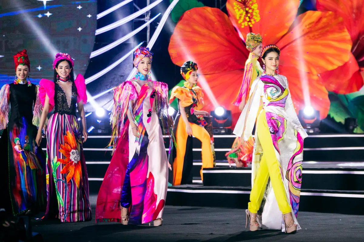 Đêm thi Người đẹp Biển bùng nổ của Miss World Vietnam 2022 - Ảnh 18.