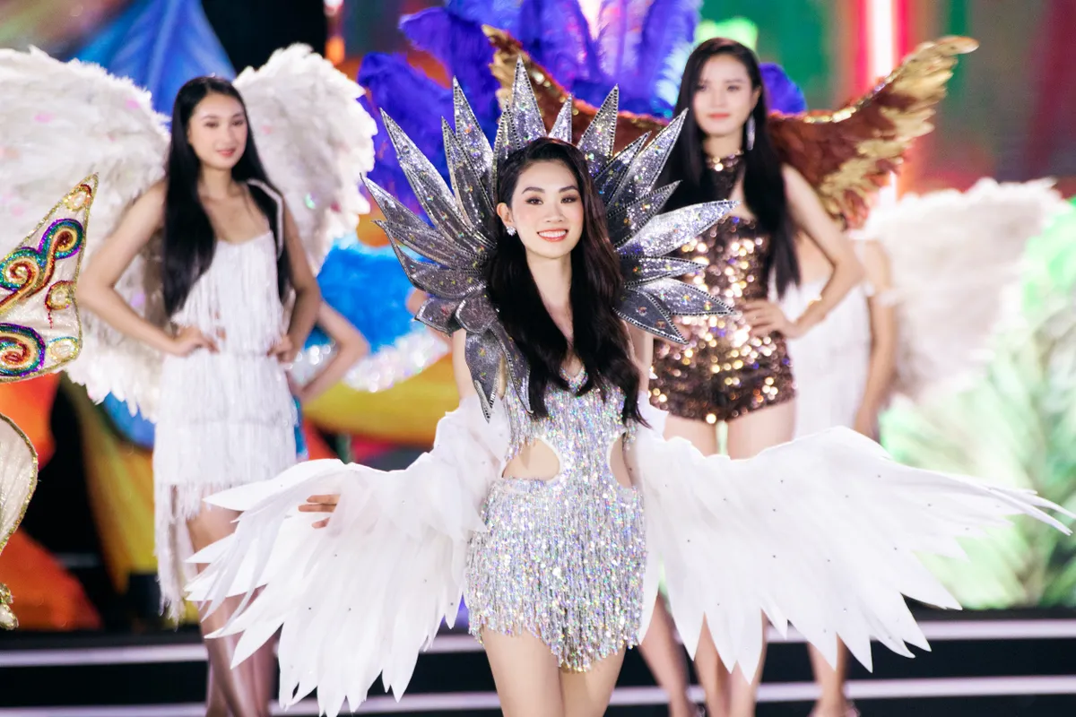 Đêm thi Người đẹp Biển bùng nổ của Miss World Vietnam 2022 - Ảnh 3.