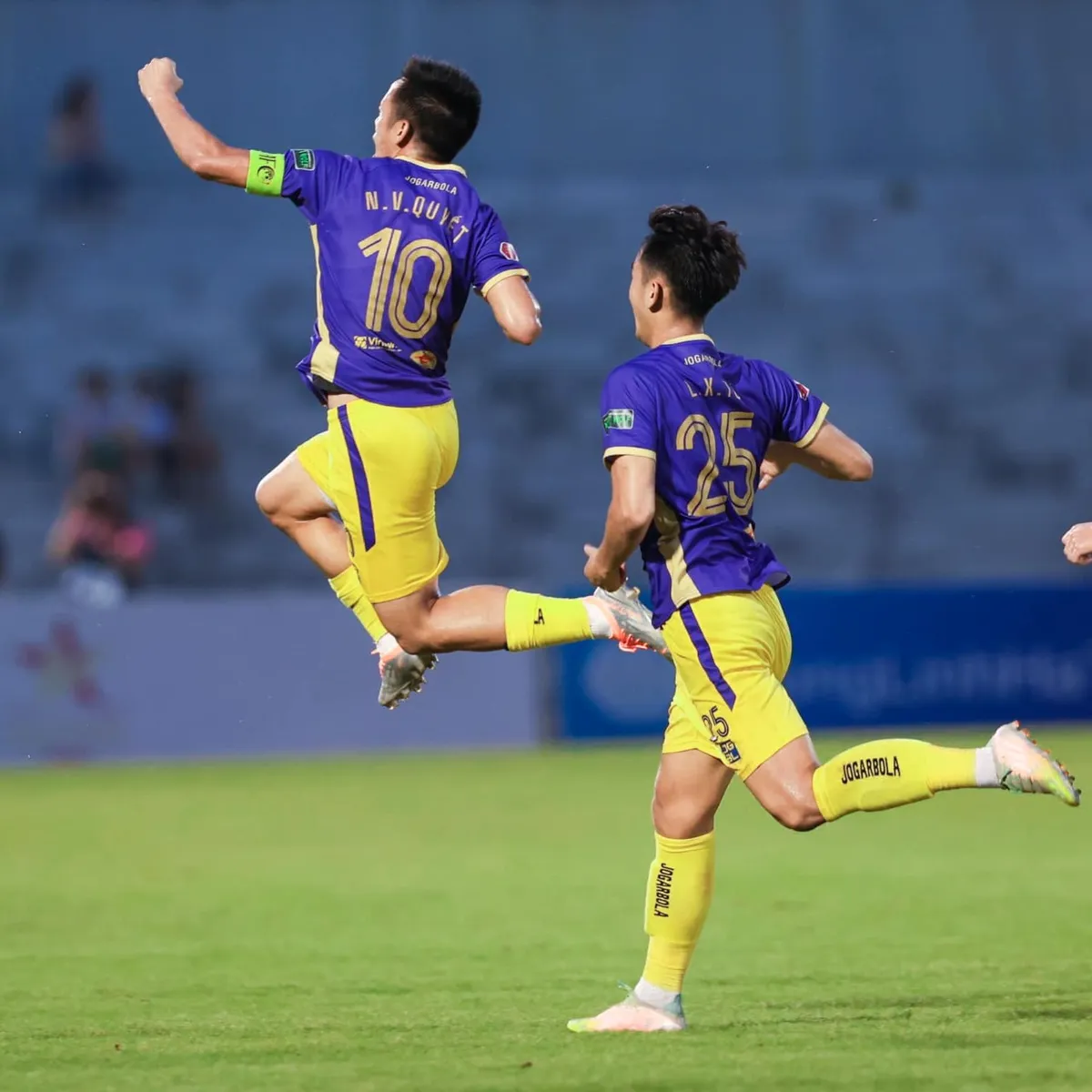 Thắng kịch tính trên sân khách, CLB Hà Nội lấy ngôi đầu V.League của SLNA - Ảnh 1. Thắng kịch tính trên sân khách, CLB Hà Nội lấy ngôi đầu V.League của SLNA - Ảnh 1.