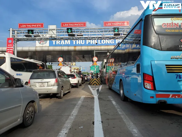 Cao tốc TP Hồ Chí Minh - Long Thành - Dầu Giây ùn ứ ngày đầu áp dụng thu phí không dừng - Ảnh 1.