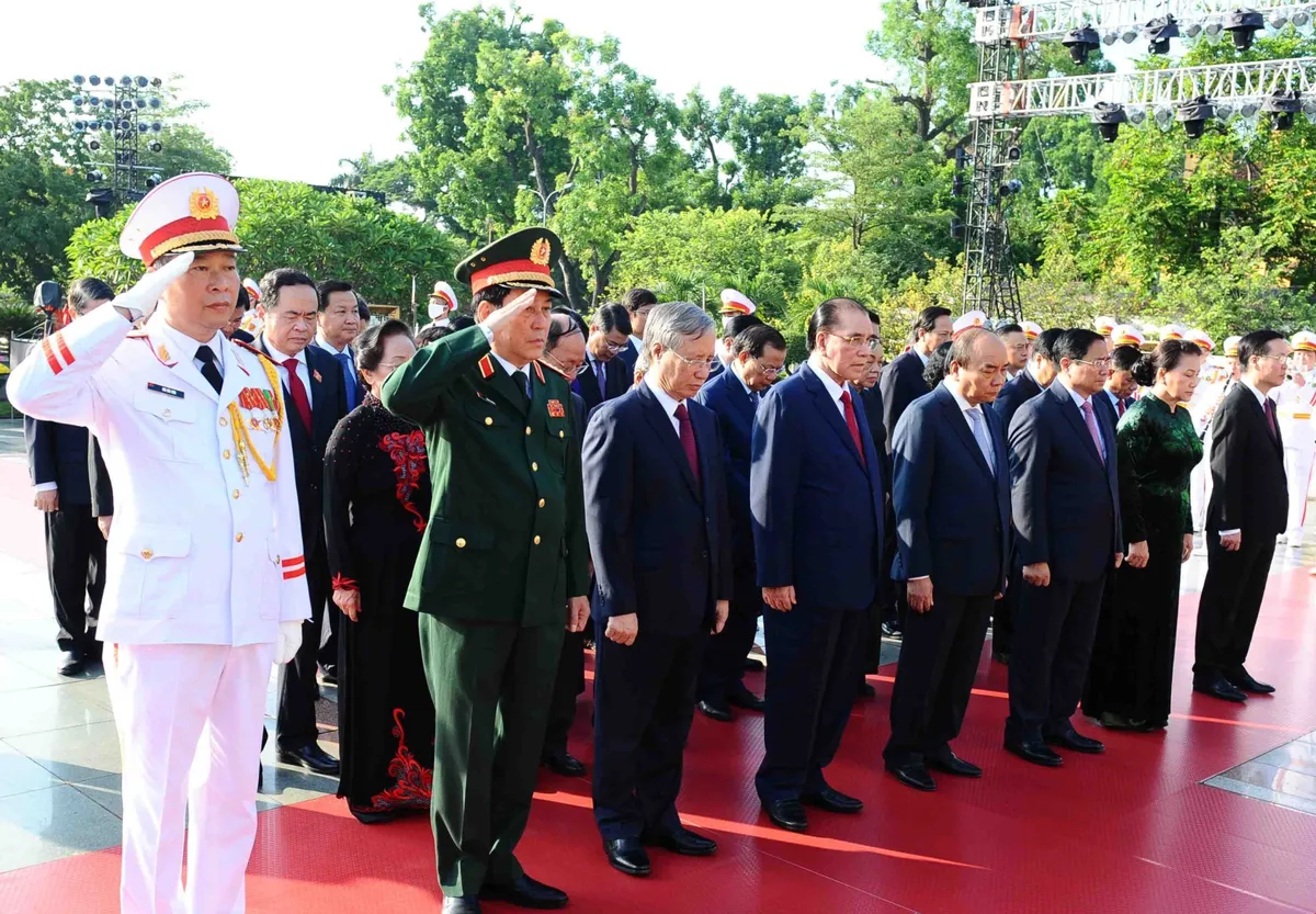 Lãnh đạo Đảng, Nhà nước dâng hương tưởng niệm các Anh hùng liệt sĩ và vào Lăng viếng Chủ tịch Hồ Chí Minh - Ảnh 6.