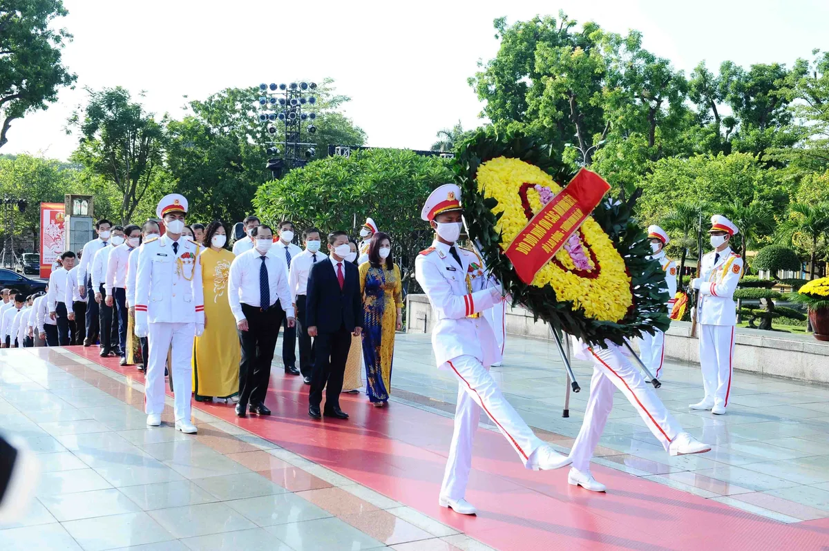 Lãnh đạo Đảng, Nhà nước dâng hương tưởng niệm các Anh hùng liệt sĩ và vào Lăng viếng Chủ tịch Hồ Chí Minh - Ảnh 7.