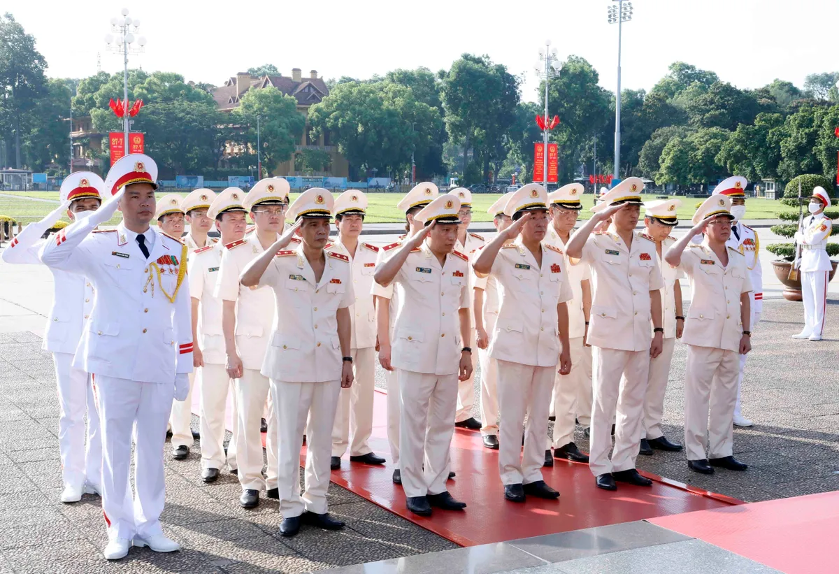 Lãnh đạo Đảng, Nhà nước dâng hương tưởng niệm các Anh hùng liệt sĩ và vào Lăng viếng Chủ tịch Hồ Chí Minh - Ảnh 4.