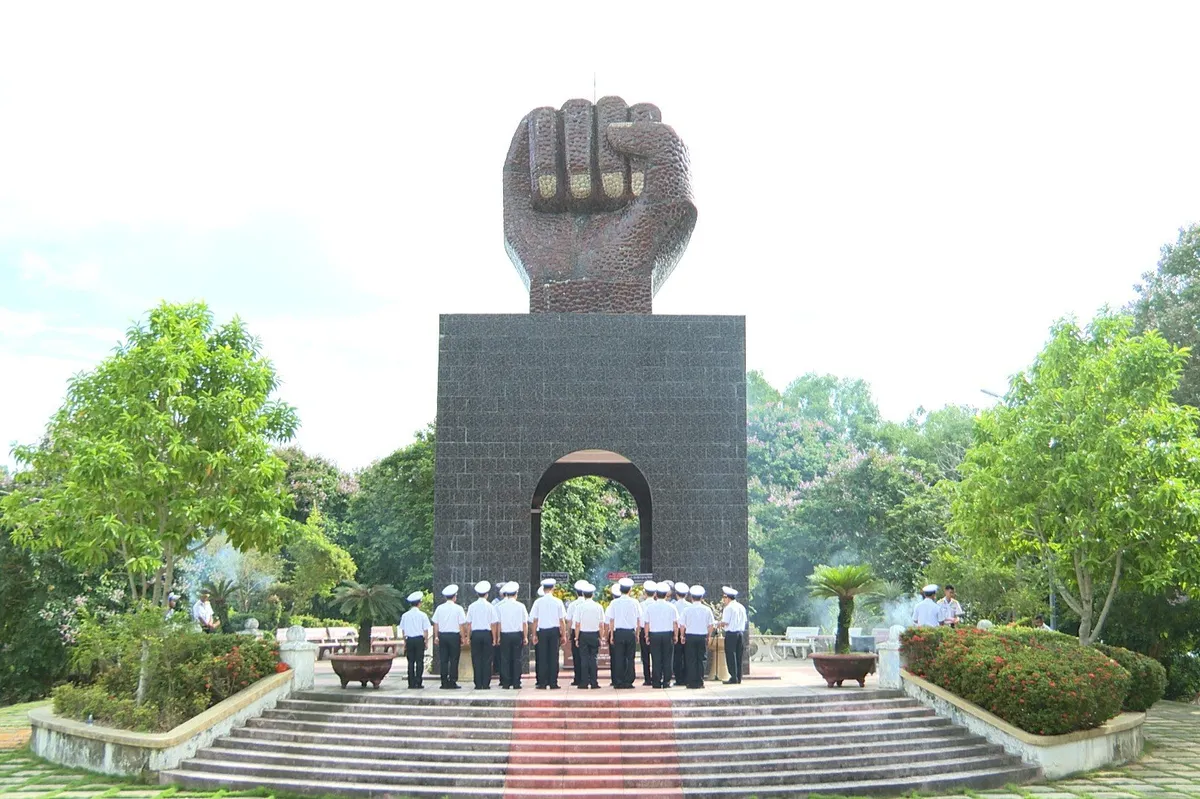 Vùng 5 Hải quân: Nhiều hoạt động tri ân dịp kỷ niệm Ngày Thương binh - Liệt sĩ - Ảnh 1.