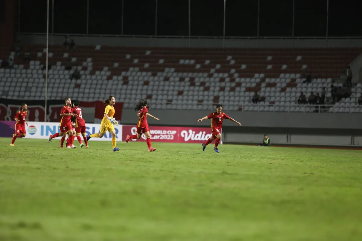 HLV trưởng Akira Ijiri: ĐT nữ U18 Việt Nam học hỏi được nhiều qua trận đấu với Indonesia - Ảnh 1. HLV trưởng Akira Ijiri: ĐT nữ U18 Việt Nam học hỏi được nhiều qua trận đấu với Indonesia - Ảnh 1.